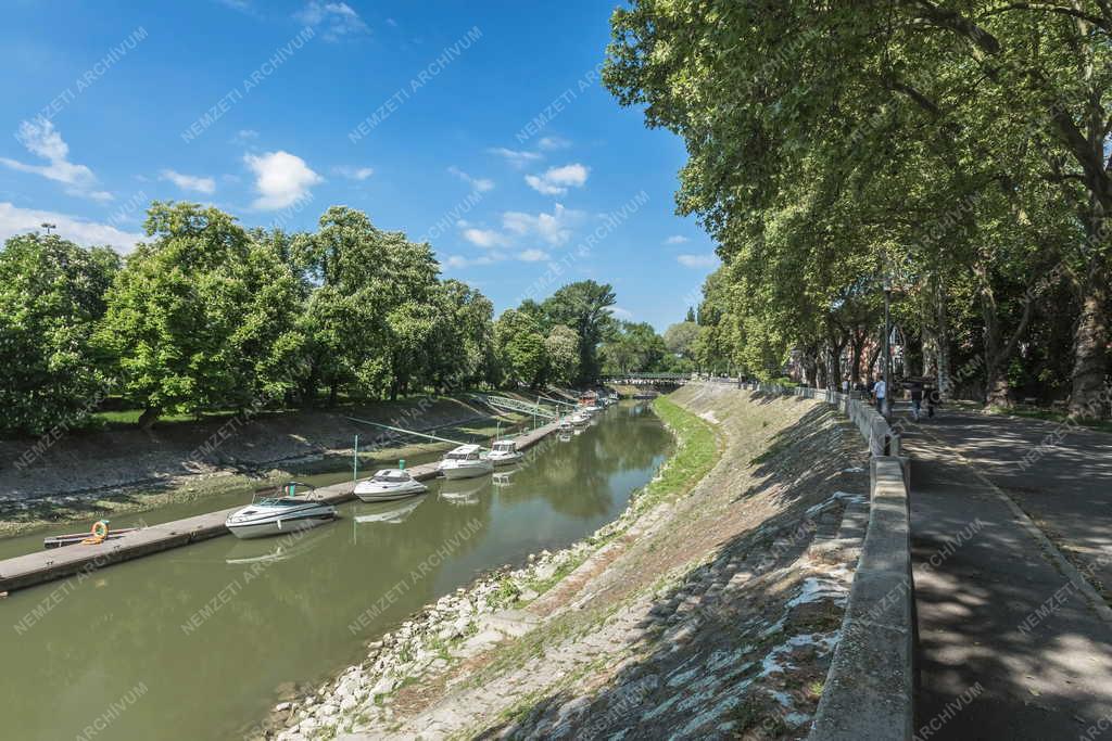 Közlekedés - Esztergom - A Nautica Yacht kikötő 