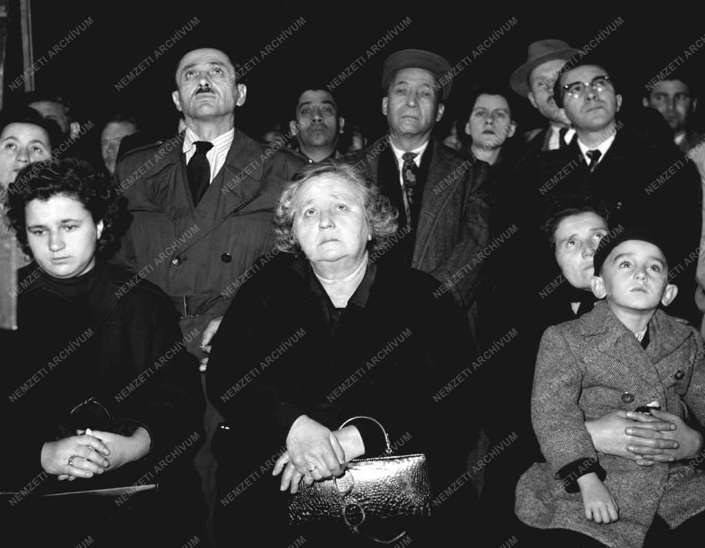 Történelem - Belpolitika - Nagygyűlés a Köztársaság téren 