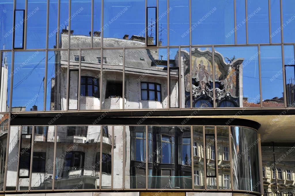 Építőipar - Budapest - Új irodaház épül a Szervita téren