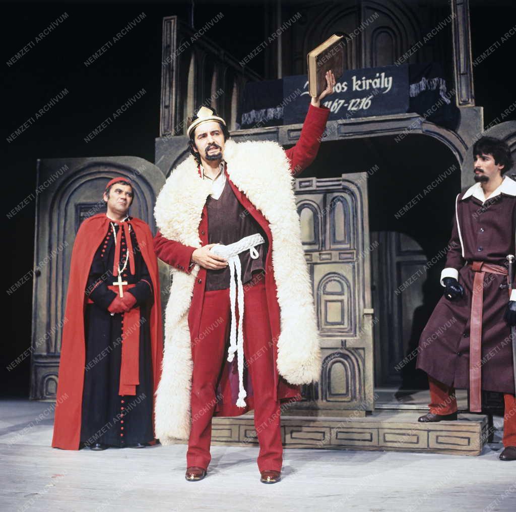 Kultúra - Színház - Dürrenmatt: János király