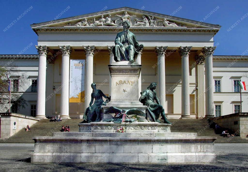 Arany János-emlékmű