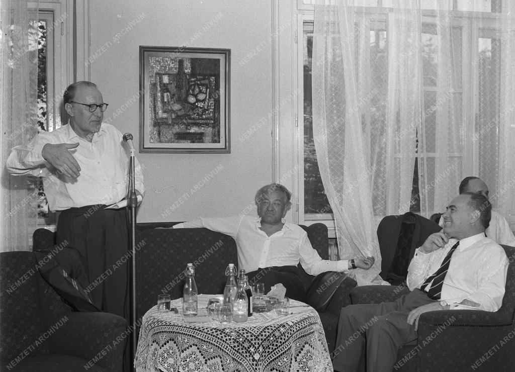 Belpolitika - Kádár János a Magyar Irók Szövetségében