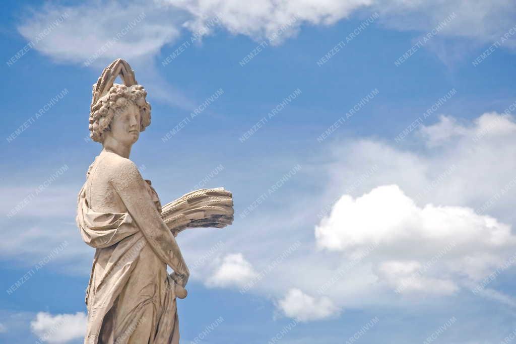 Műalkotás - Firenze - Nyár című szobor a Szentháromság-hídon