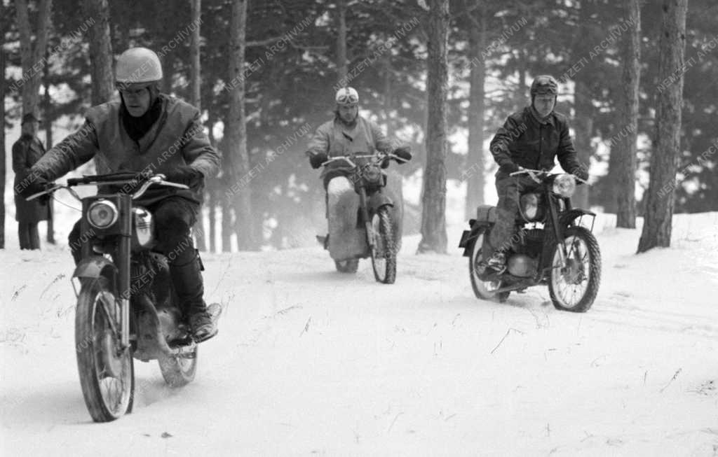 Sport - Motokrossz edzés havas pályán