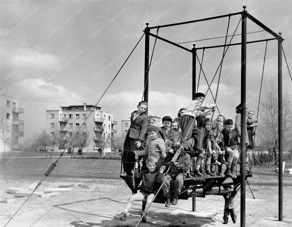 Gyerekek - Almásfüzitői játszótér