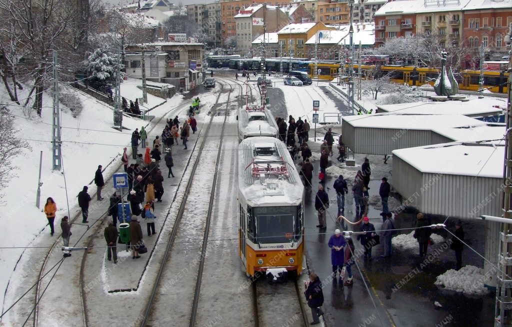 Közlekedés - Időjárás - Március végi tél a fővárosban