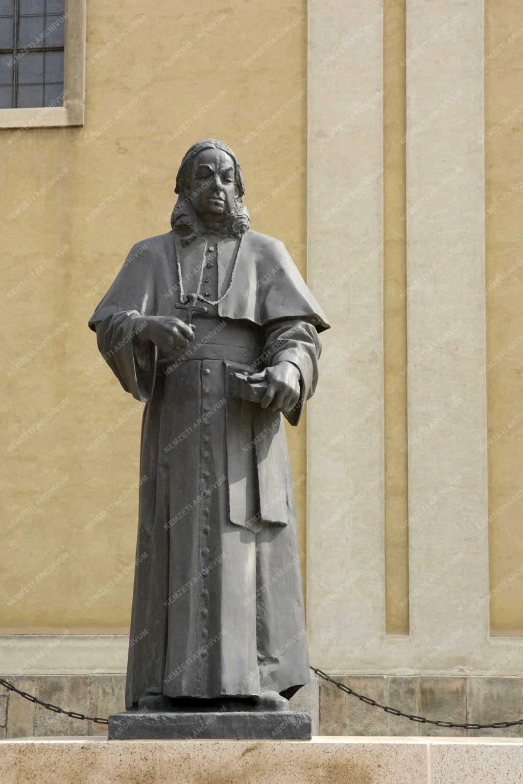 Műalkotás - Pápa - Gróf Esterházy Károly szobra