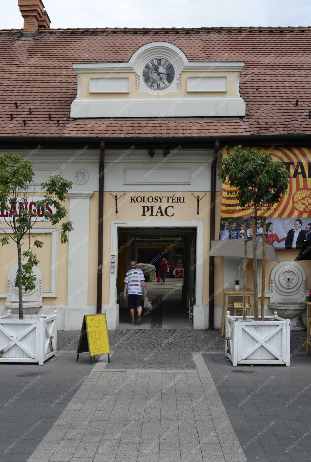 Épület - Budapest - A Kolosy téri piac bejárata