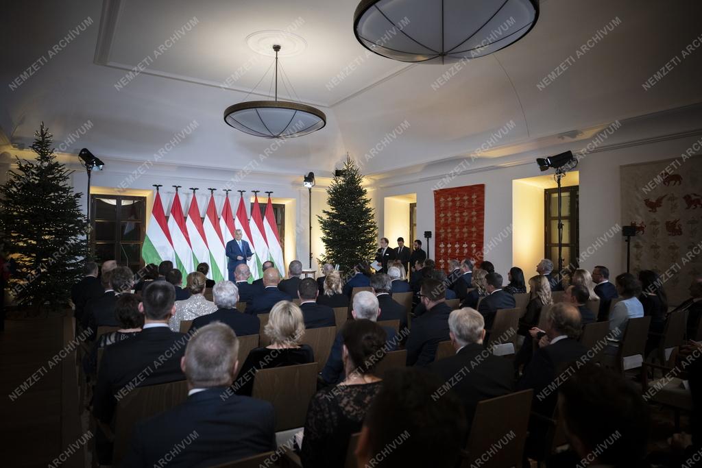 Orbán Viktor kitüntette Klaus Mangoldot