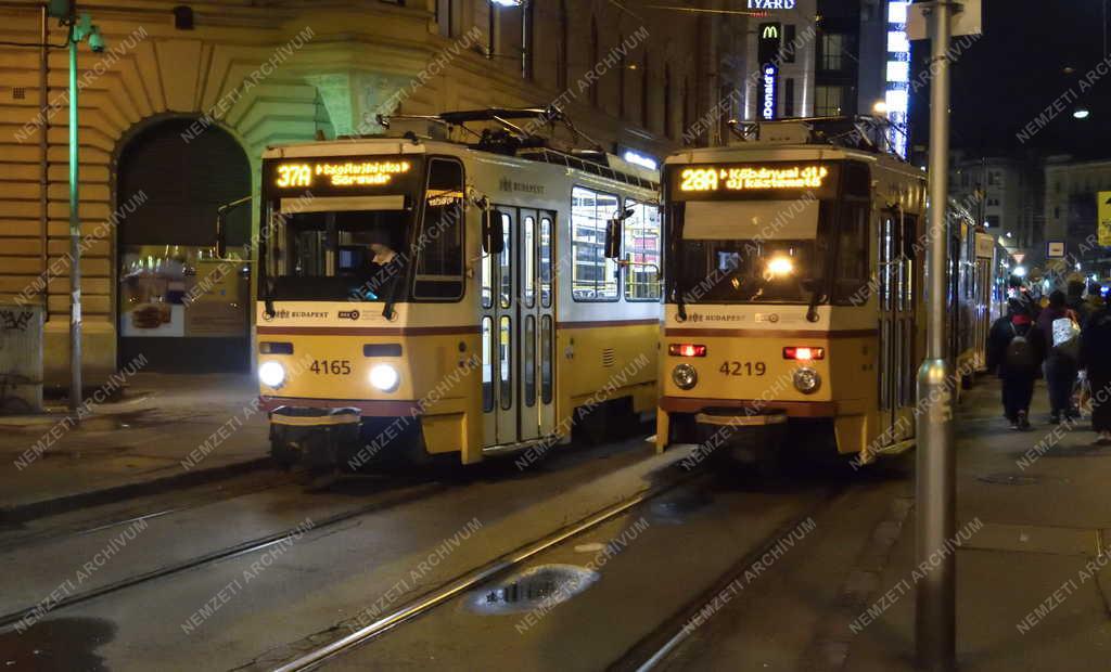 Közlekedés - Budapest - Villamosok esti felvételen