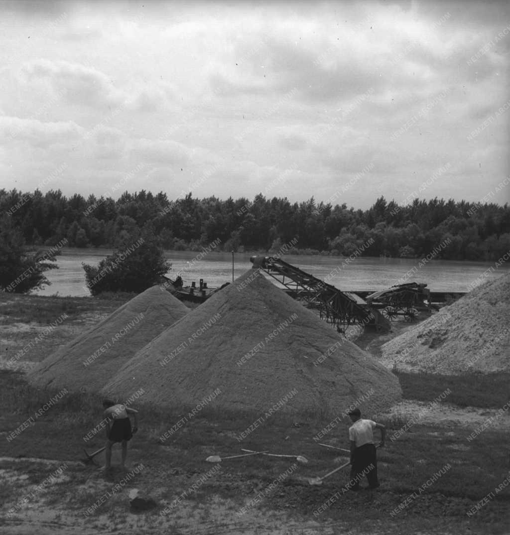 Építőanyagipar - Sóderhalmok a Tisza-parton