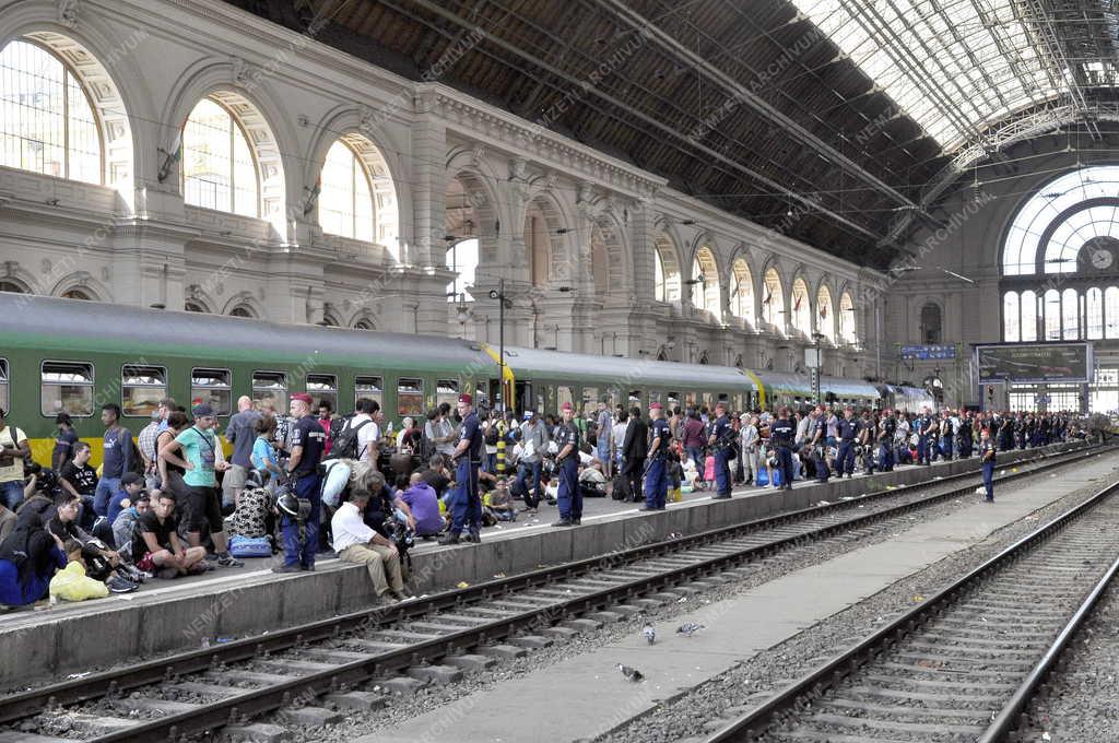 Illegális bevándorlás - Budapest - Migránsok a Keleti pályaudvaron