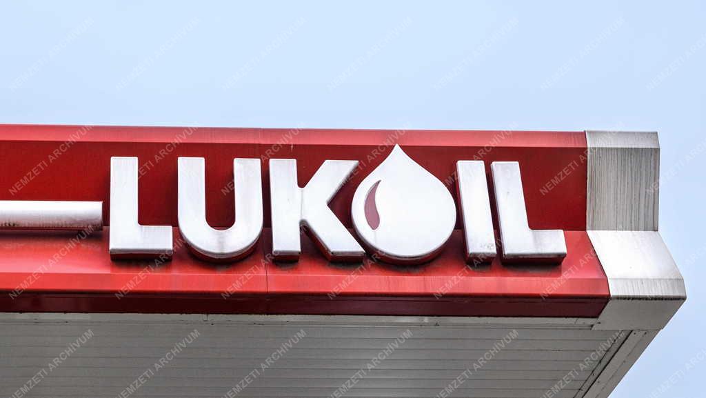 Közlekedés - Energia - Lukoil benzinkút Kelenföldön