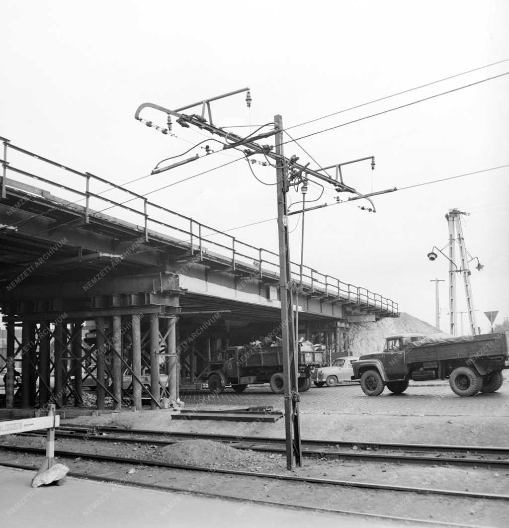 Építőipar - Villamosítják a Cegléd-Budapest vasútvonalat