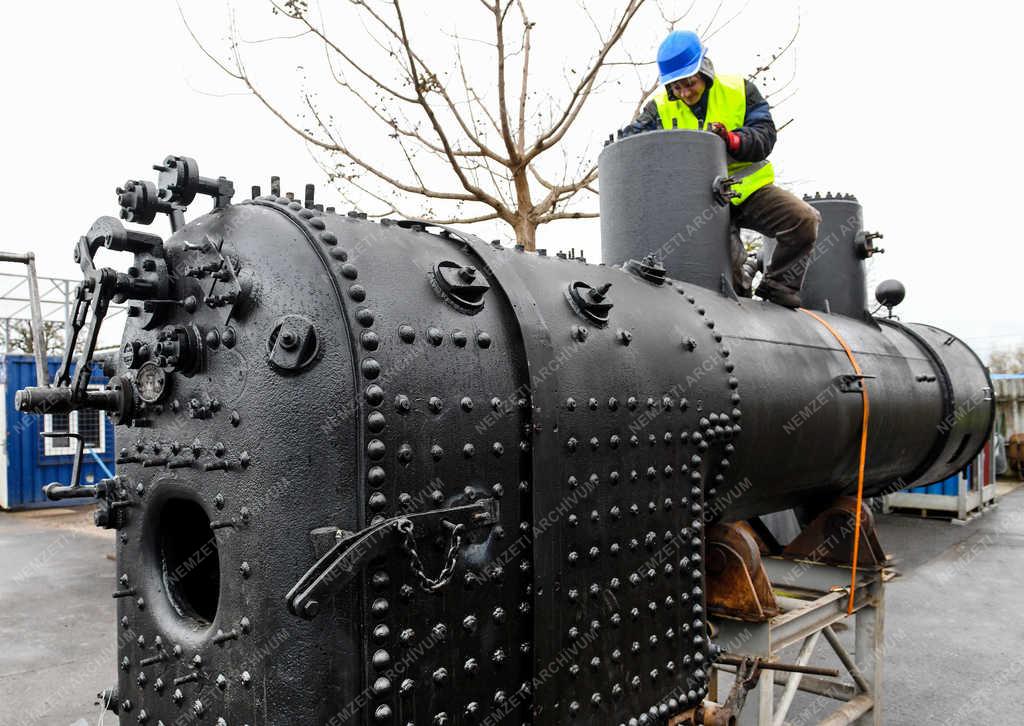 Közlekedés - Debrecen -  Mozdony felújítása