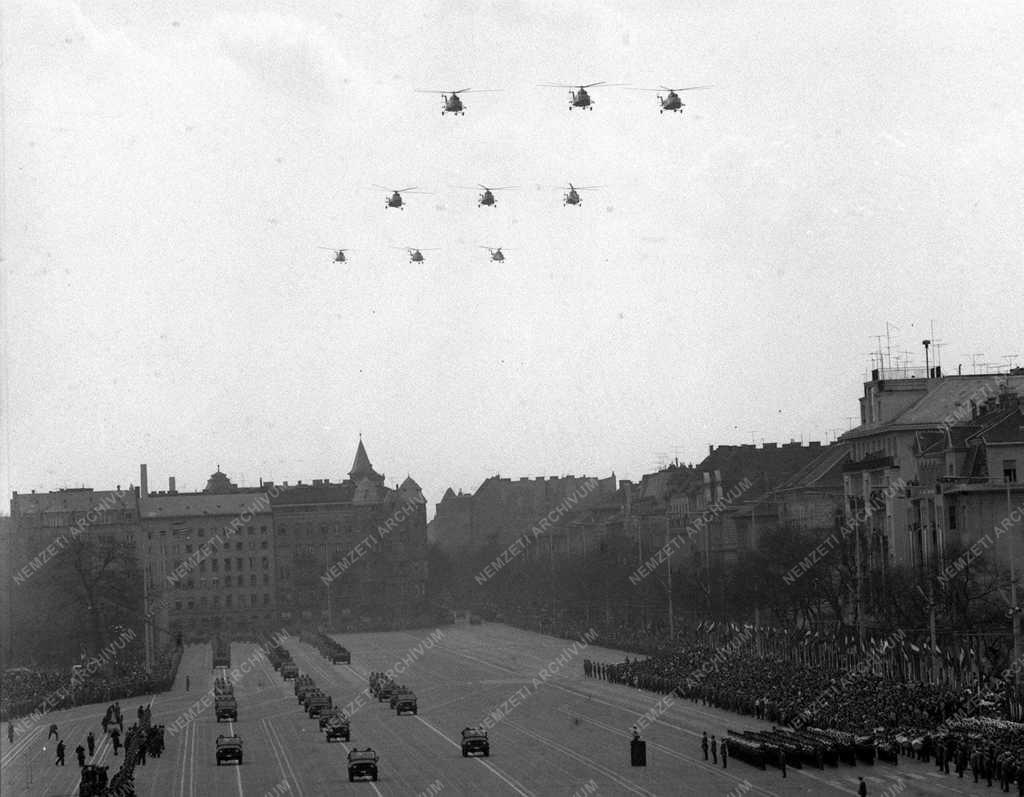 Katonai díszszemle Budapesten