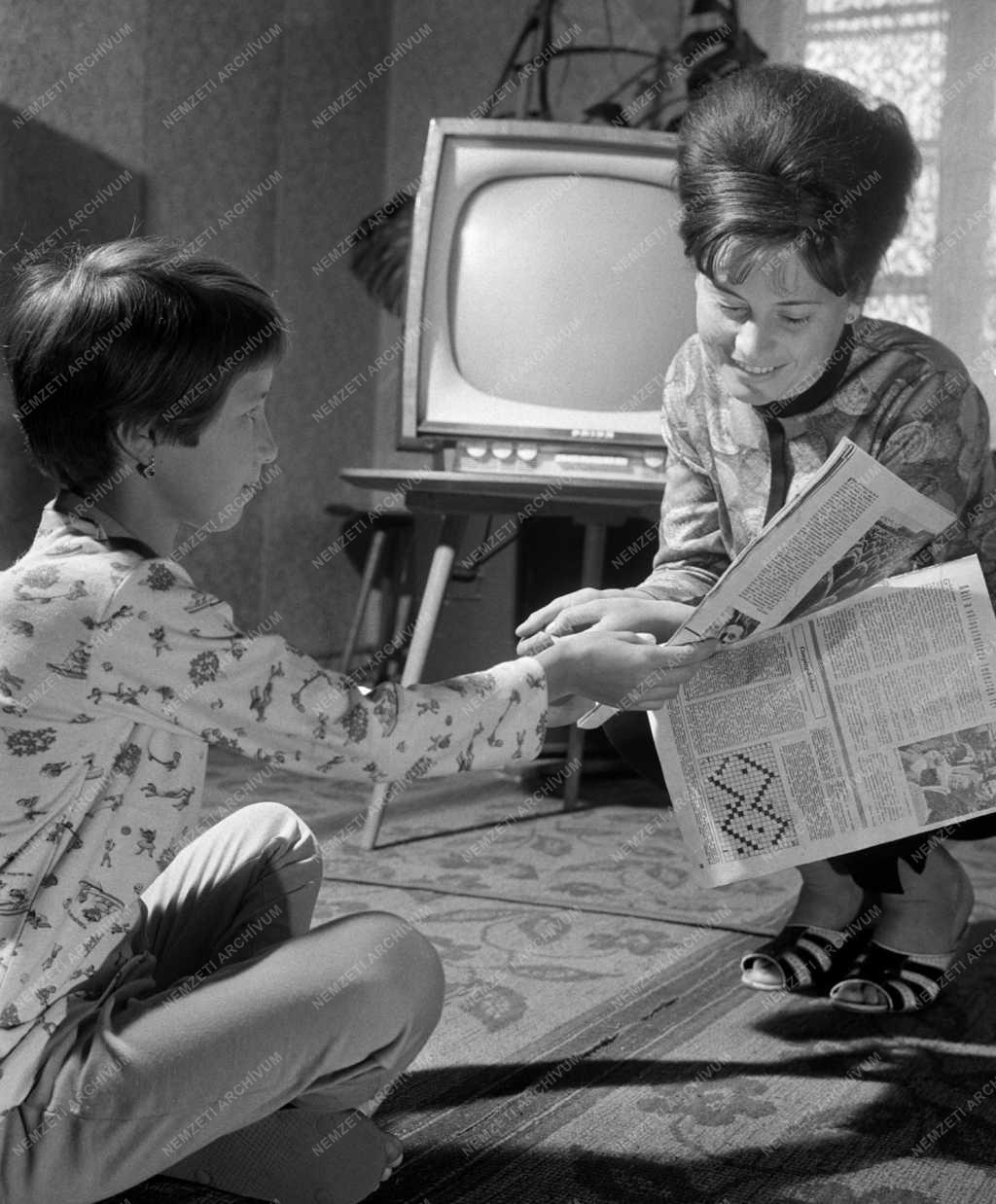 Divat - TV-pizsama a Mosonmagyaróvári Kötöttáru Gyárból
