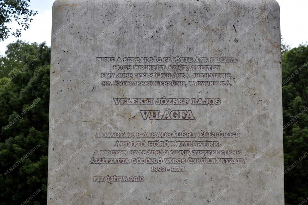 Városkép - Gödöllő - Világfa című alkotás
