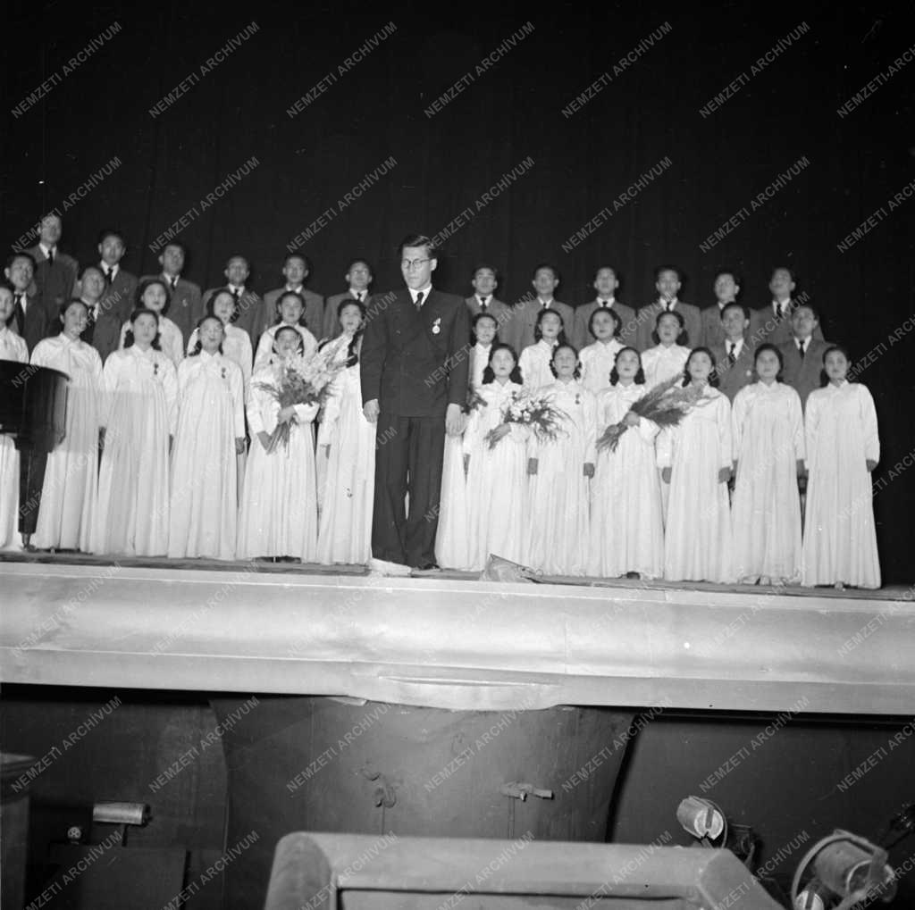 Kulturális kapcsolat - A Koreai Művészegyüttes a Fővárosi Operettszínházban