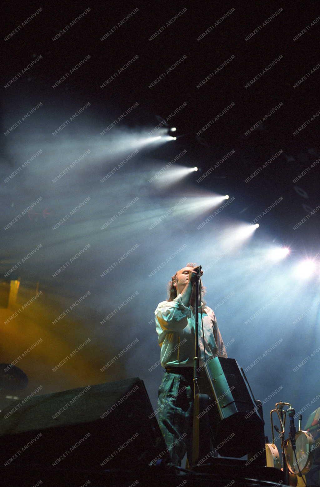 Kultúra - Könnyűzene - Genesis koncert a Népstadionban