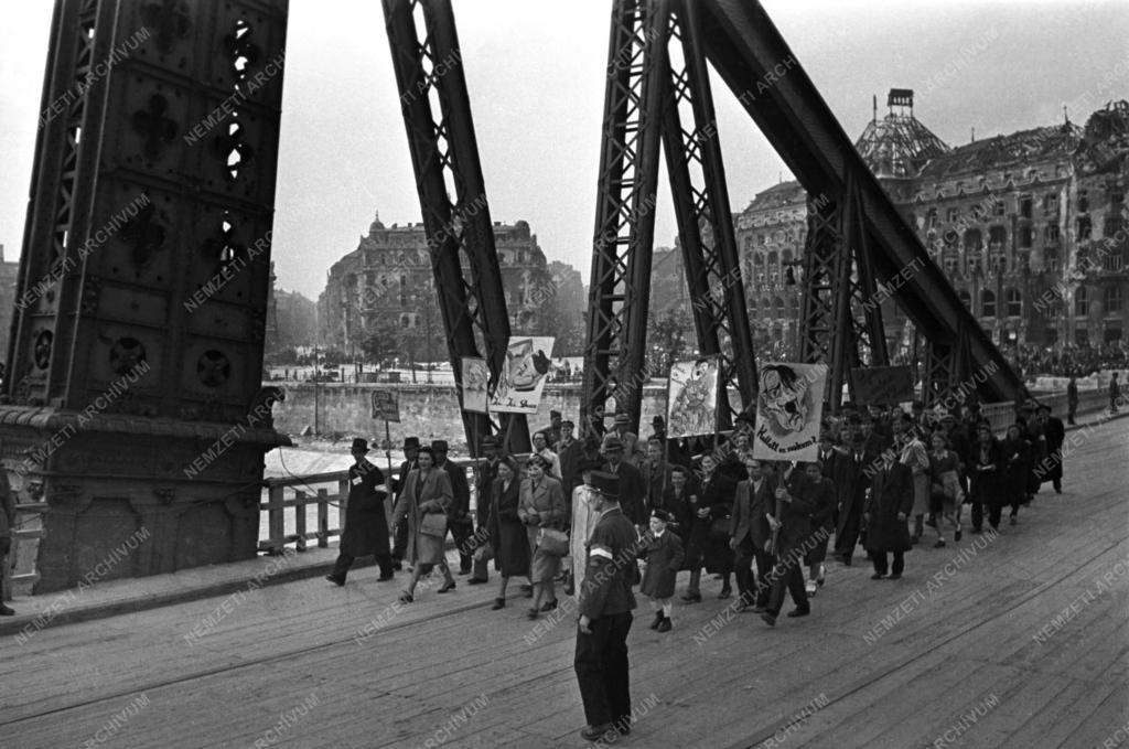 Ünnep - Az első szabad Május 1. - Felvonulás a Ferenc József hídon