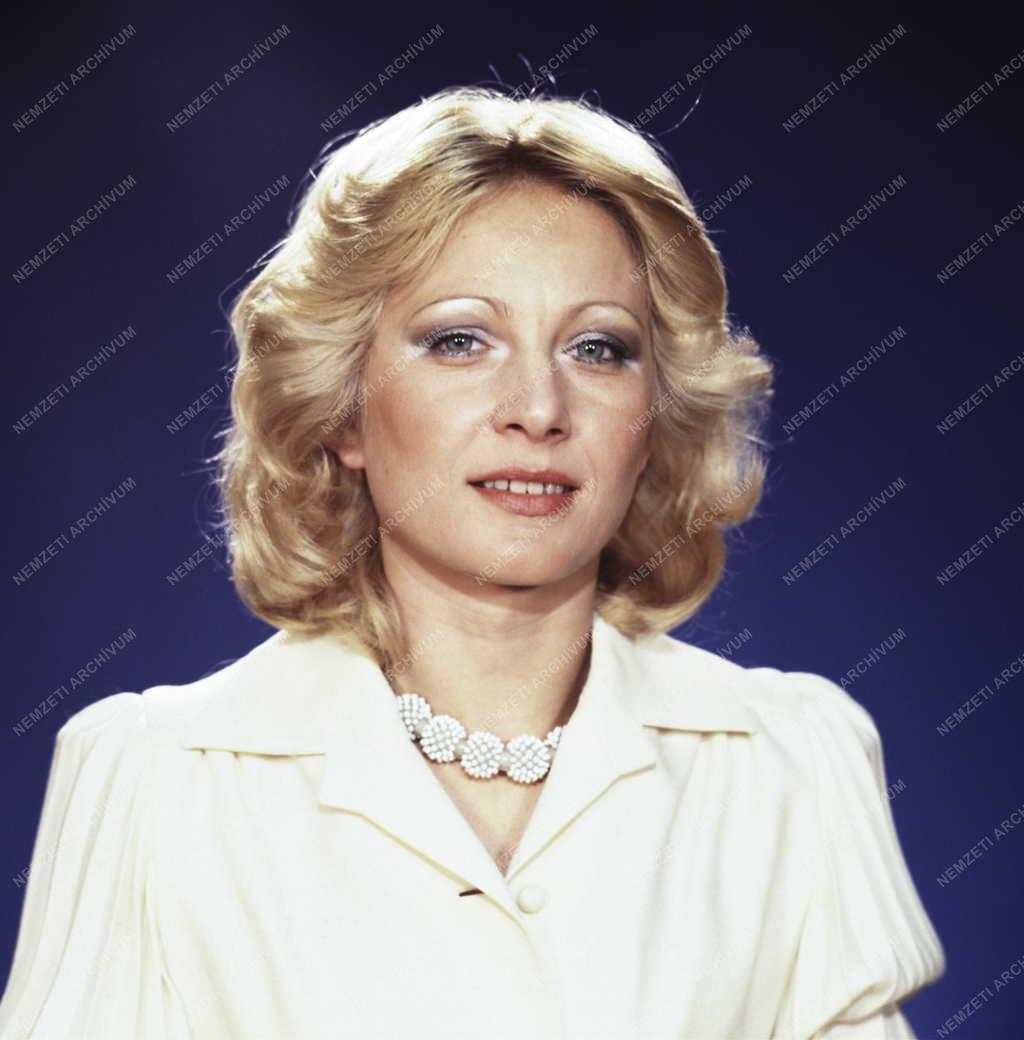 Személy - Kudlik Júlia bemondónő