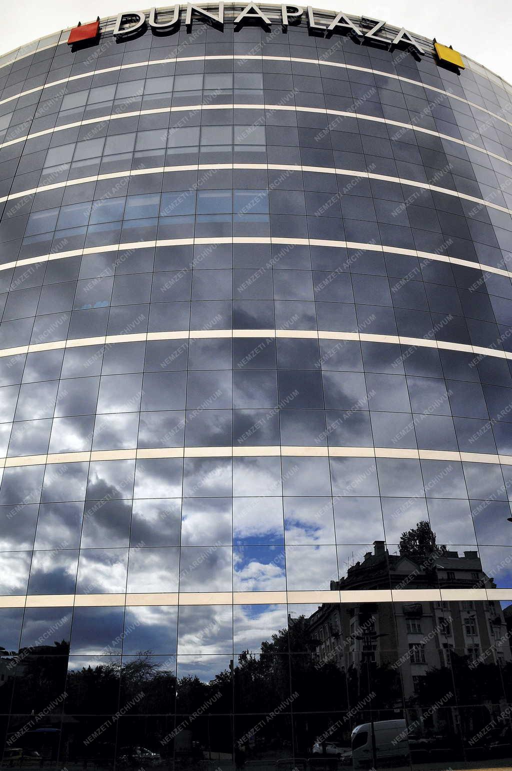 Kereskedelem - Budapest - Duna Plaza bevásárló- és szórakoztató komplexum