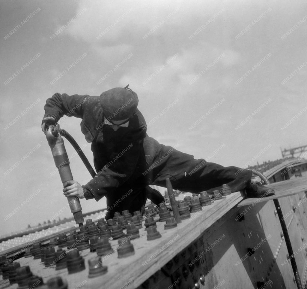 Építőipar - A Margit híd újjáépítése