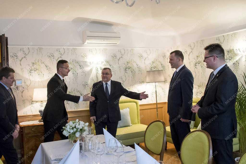 Szijjártó Péter Varsóban