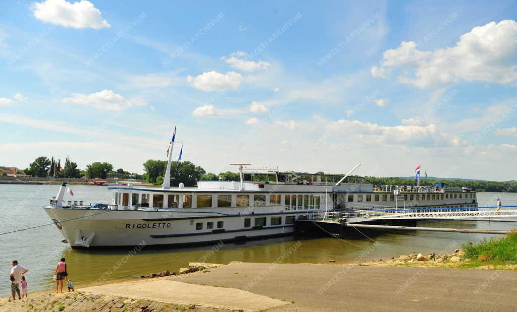 Esztergom - Kirándulóhajó