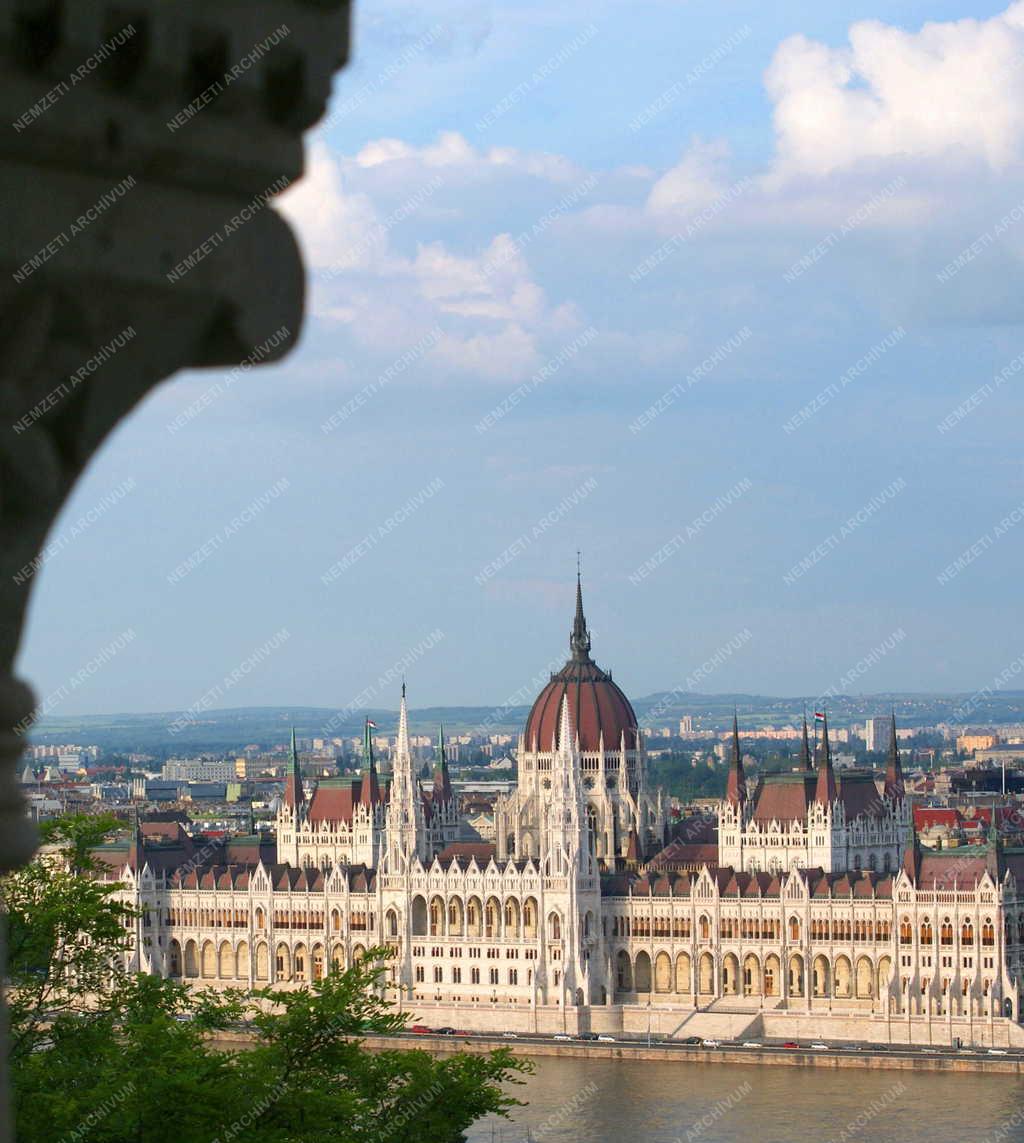 Budapest - A Parlament épülete a Dunával