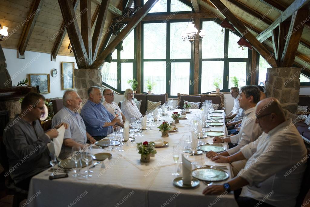 Tusványos - Orbán Viktor a határon túli magyar közösségek képviselőivel tárgyalt Tusnádfürdőn