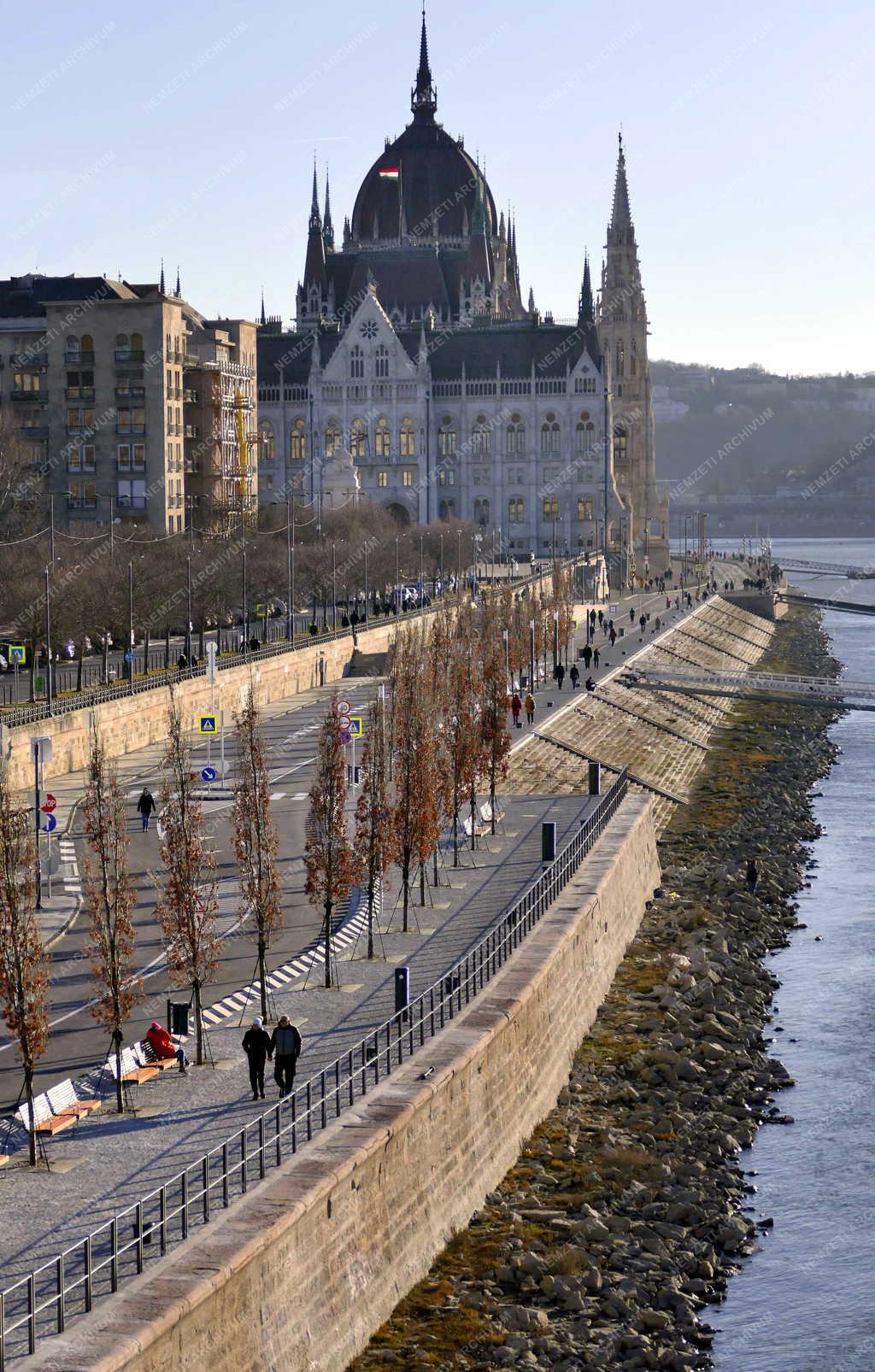 Városkép - Budapest - Új sétány a Duna-parton