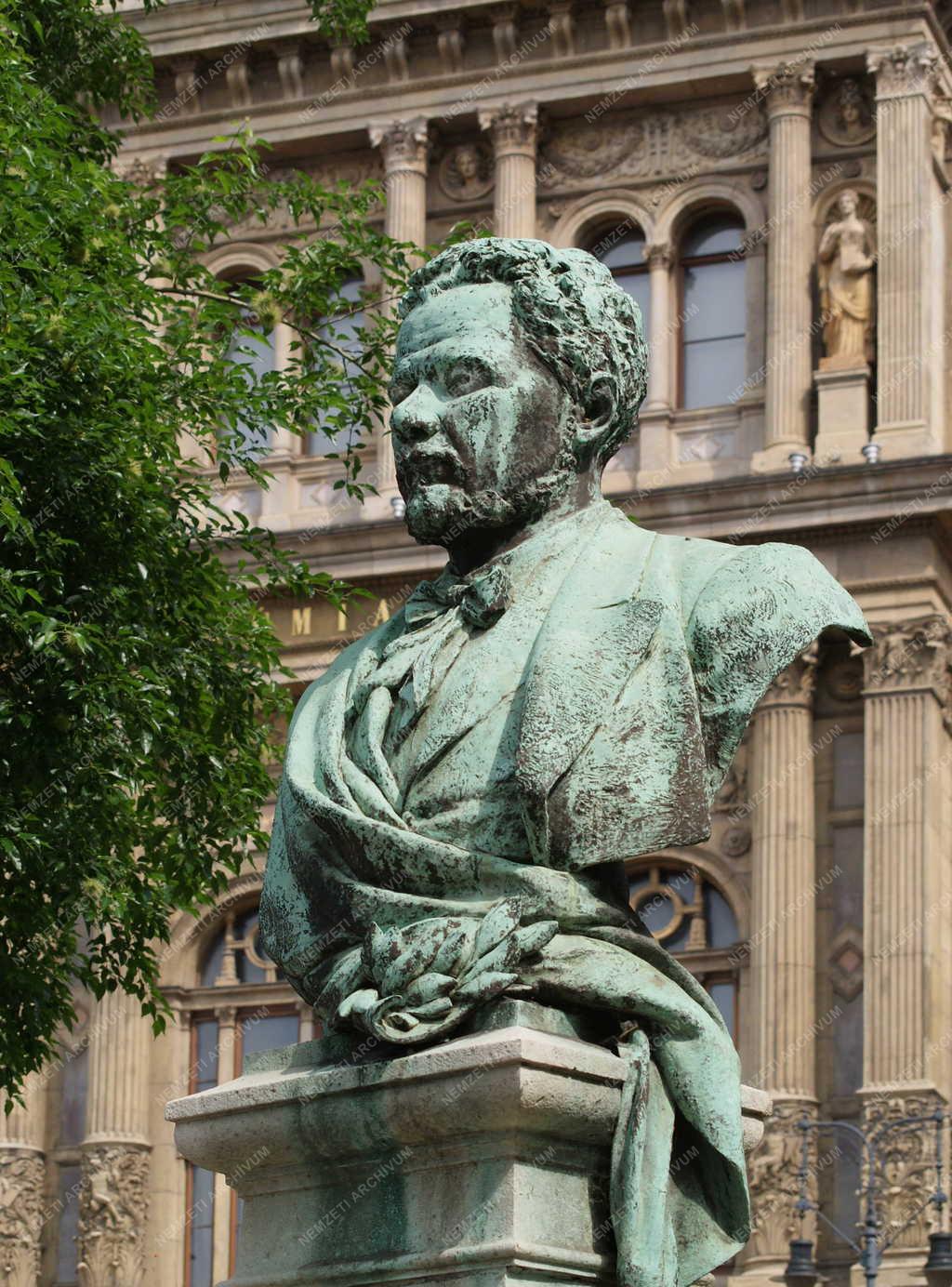 Budapest - Köztéri szobor