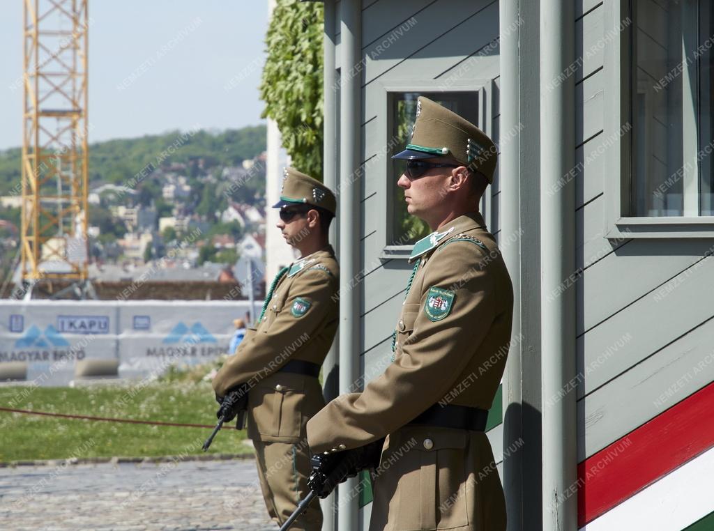 Városkép - Budapest - Sándor-palota díszőrsége