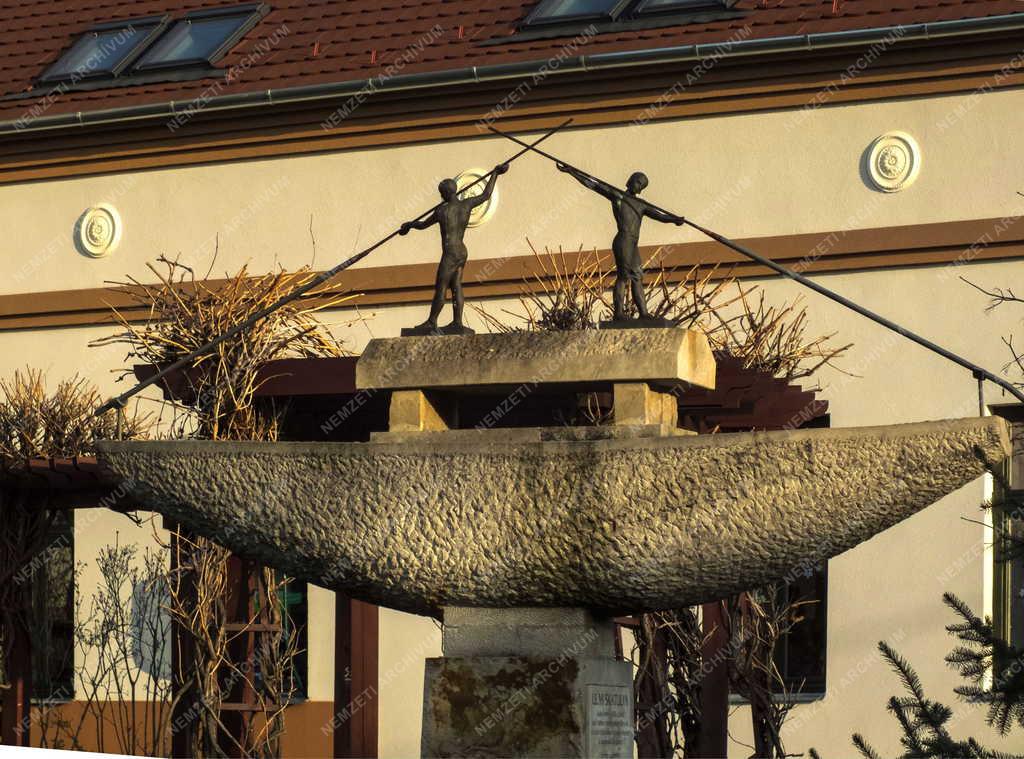 Műalkotás - Kismaros - Az Ulmi skatulya című szobor