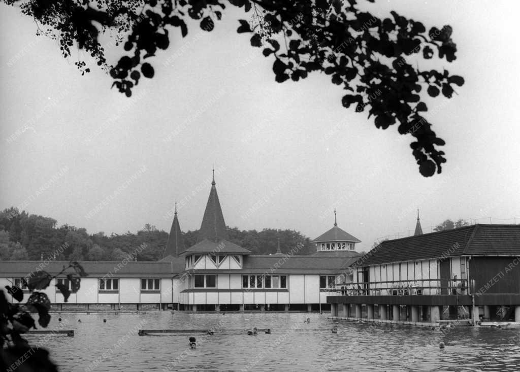 Egészségmegőrzés - Újjáépítették a hévizi Tófürdő épületét