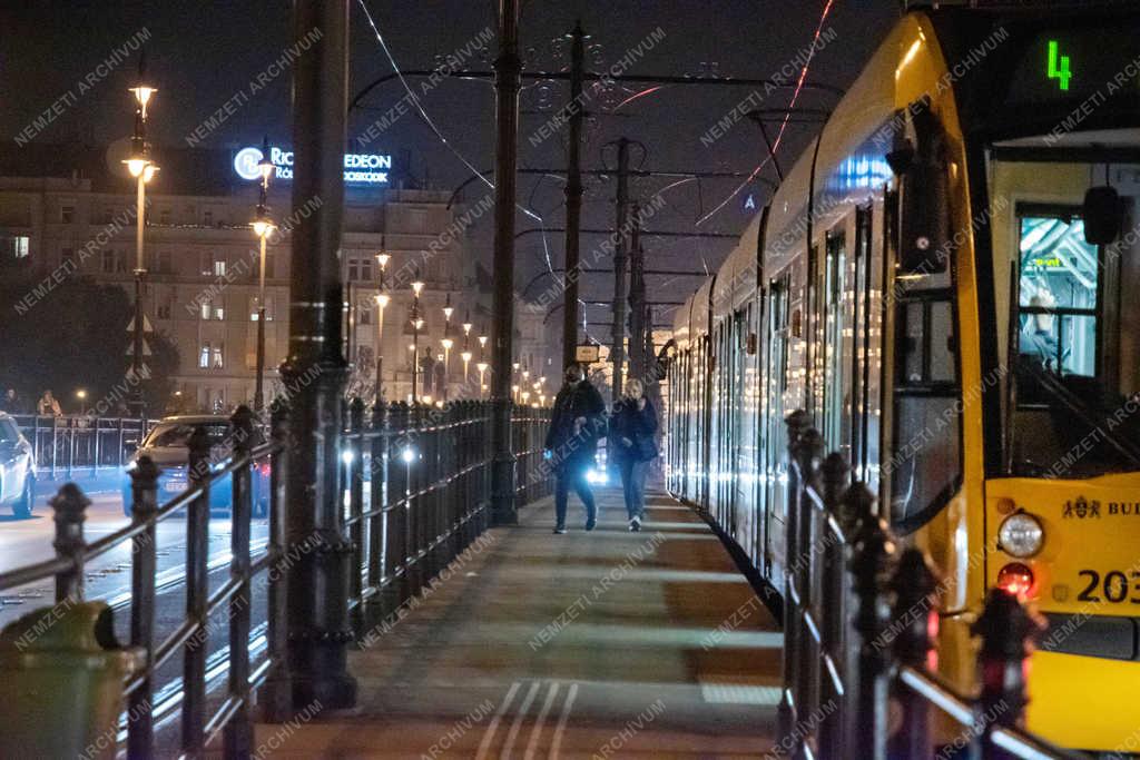 Közlekedés - Budapest - Esti felvétel 