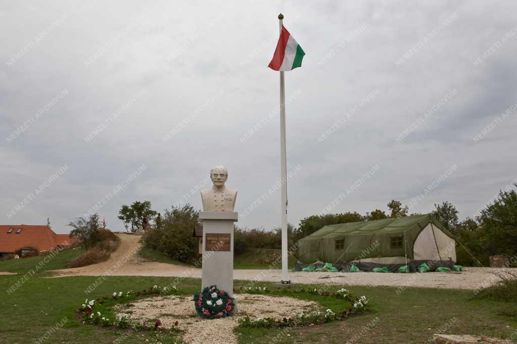 Műalkotás - Pákozd - Móga János altábornagy szobra