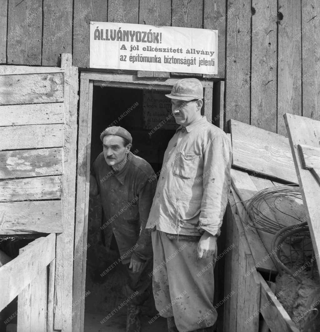 Építőipar - Metróépítés - Állványozók
