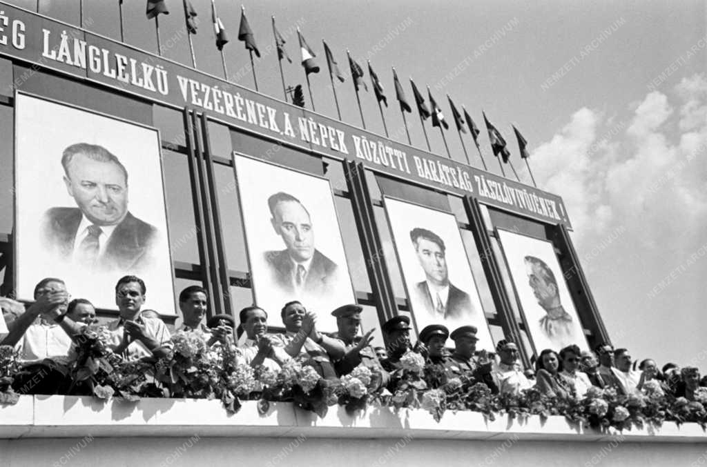 Ünnep - Felvonulás május 1-jén