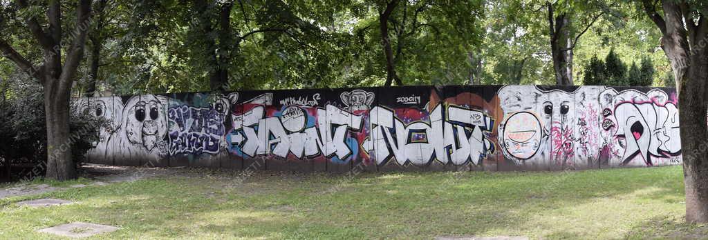 Városkép - Budapest - Graffiti a Városligetben 