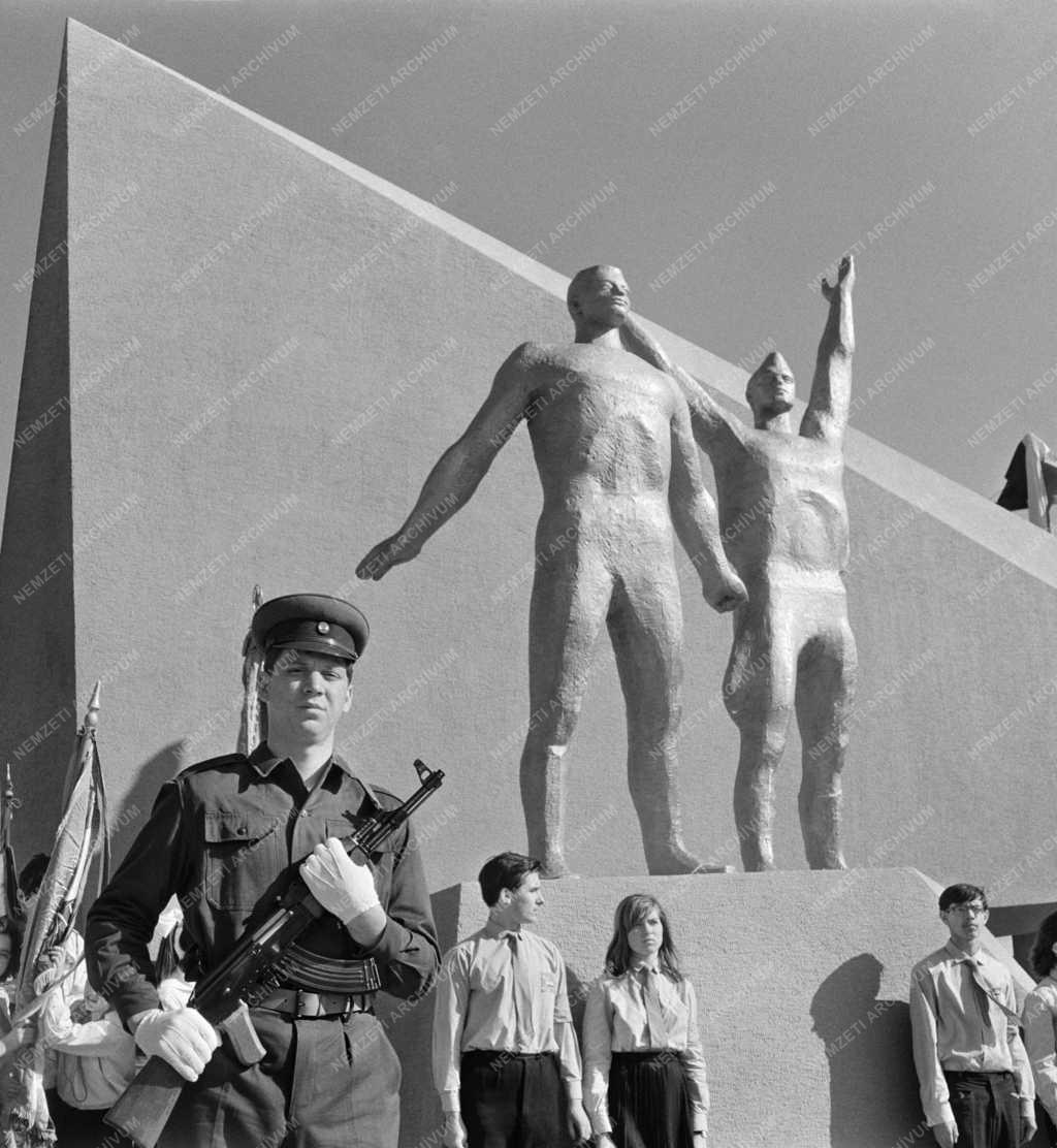 Belpoltika - Kultúra - Felszabadulási emlékmű avatása Angyalföldön