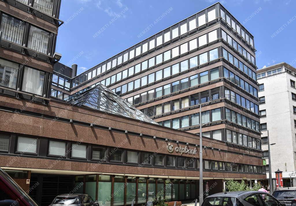 Pénzügy - Budapest - OTP Bank fiók a belvárosban