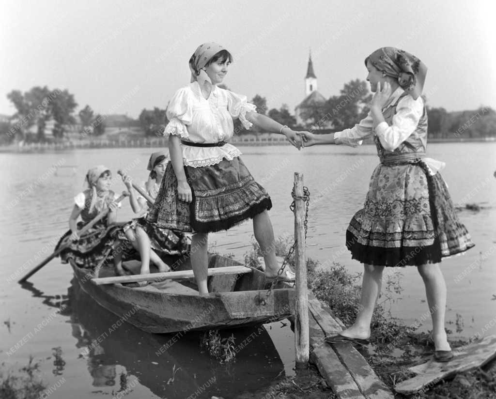 Kultúra - Folklór - Bogyiszlói népviselet