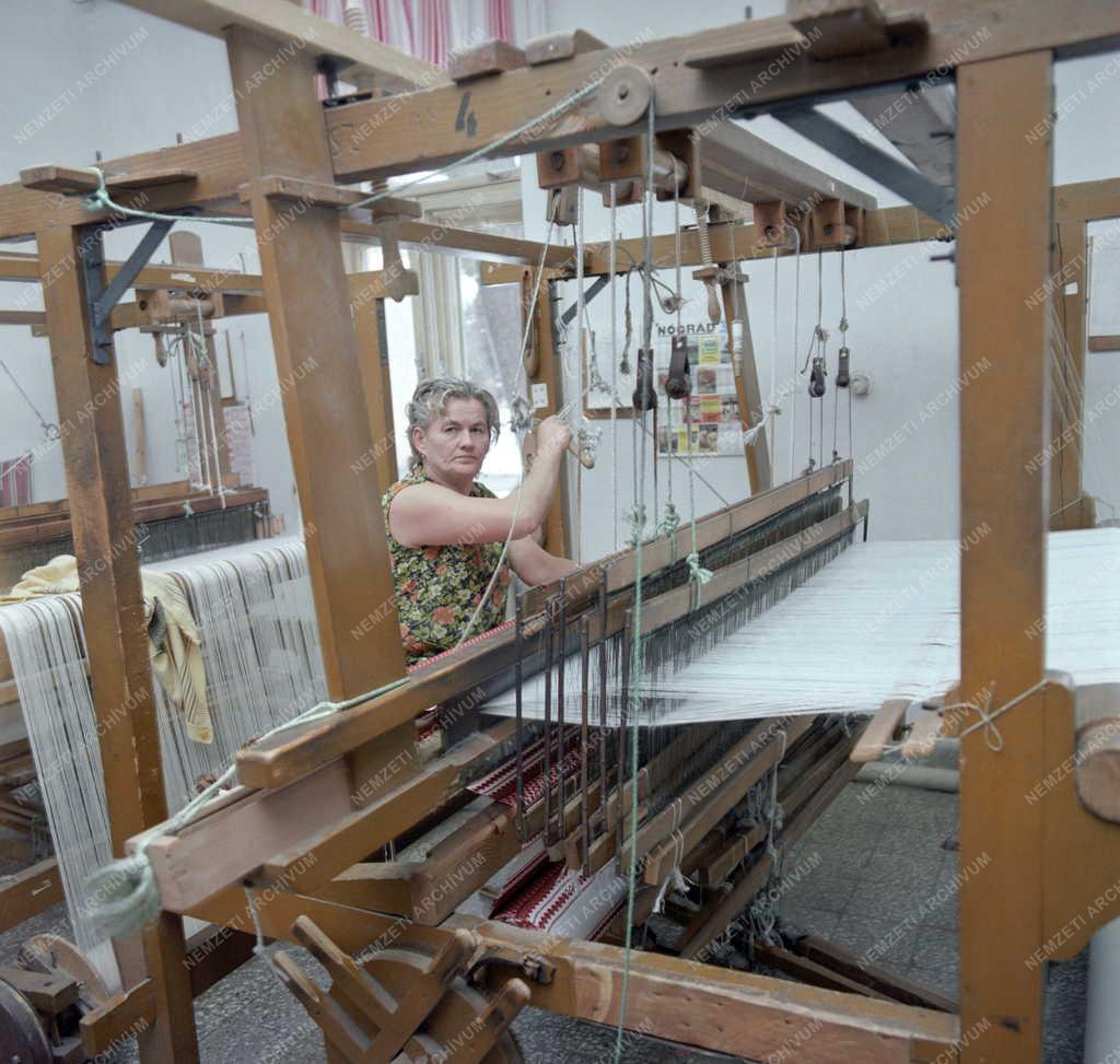 Kultúra - Népművészet - Szövőszékek a szécsényi Palóc Népművészeti és Háziipari Szövetkezetben