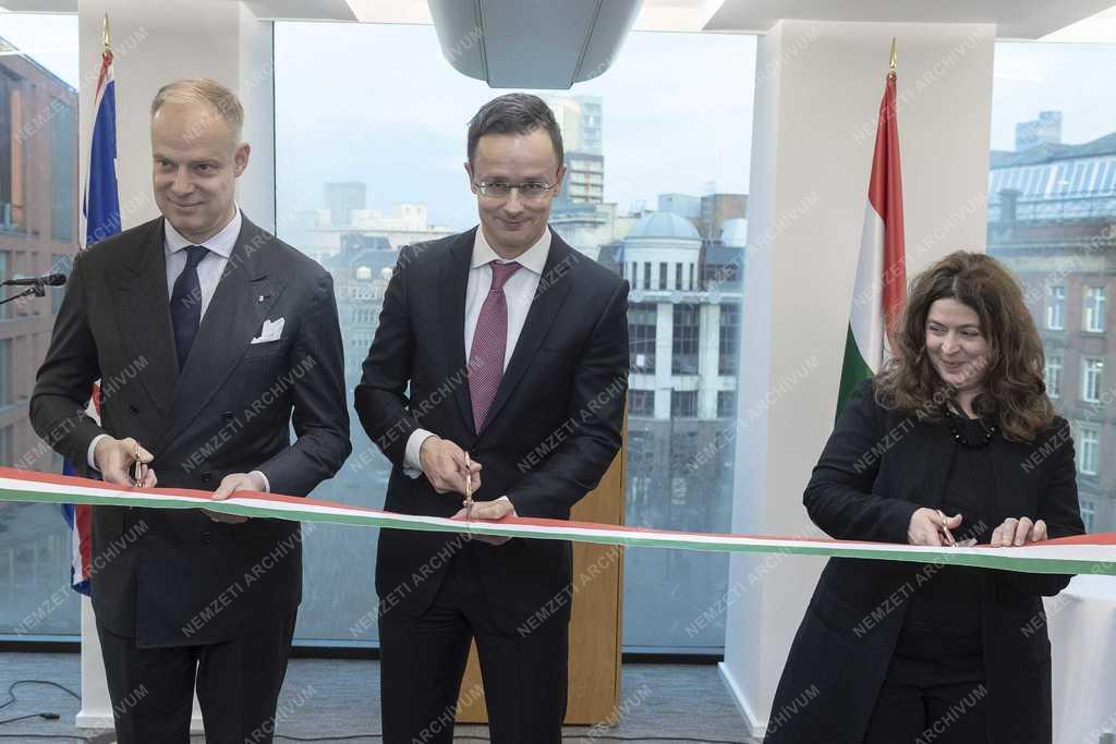 Szijjártó Péter főkonzulátust adott át Manchesterben
