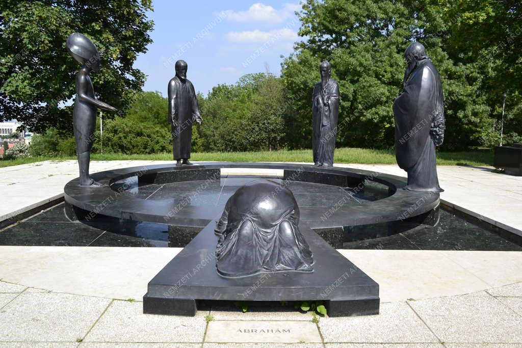 Műalkotás - Szobor - A Filozófiai Kert című szoborcsoport