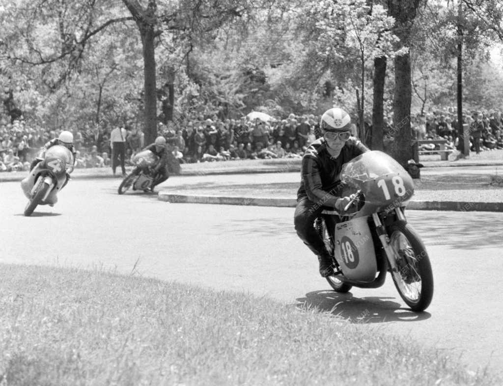 Sport - Motoros gyorsasági verseny a Népligetben