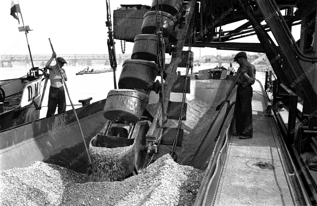 Gazdálkodás - Kotróhajó
